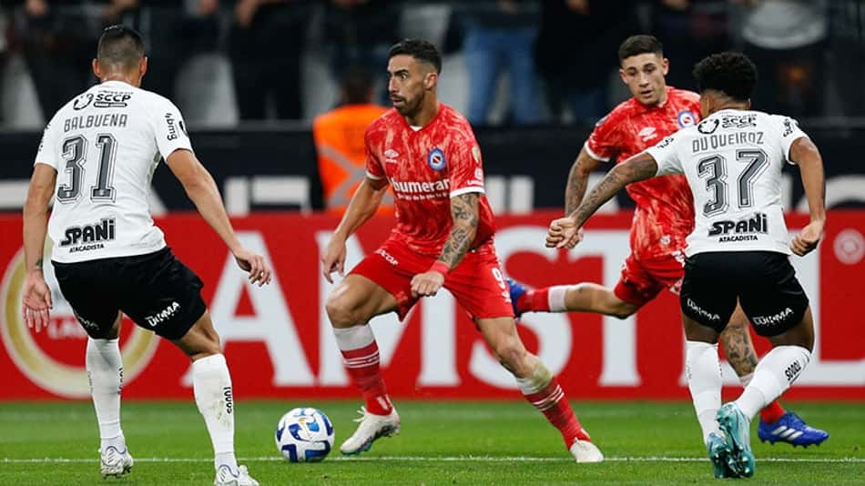 Torcida do Corinthians manda recado ao elenco após derrota: 'Ou joga por amor ou joga por terror'