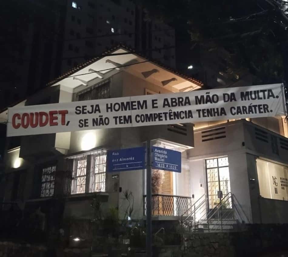 Faixas de protesto contra Eduardo Coudet e diretoria do Atlético-MG são expostas próximas à sede do clube