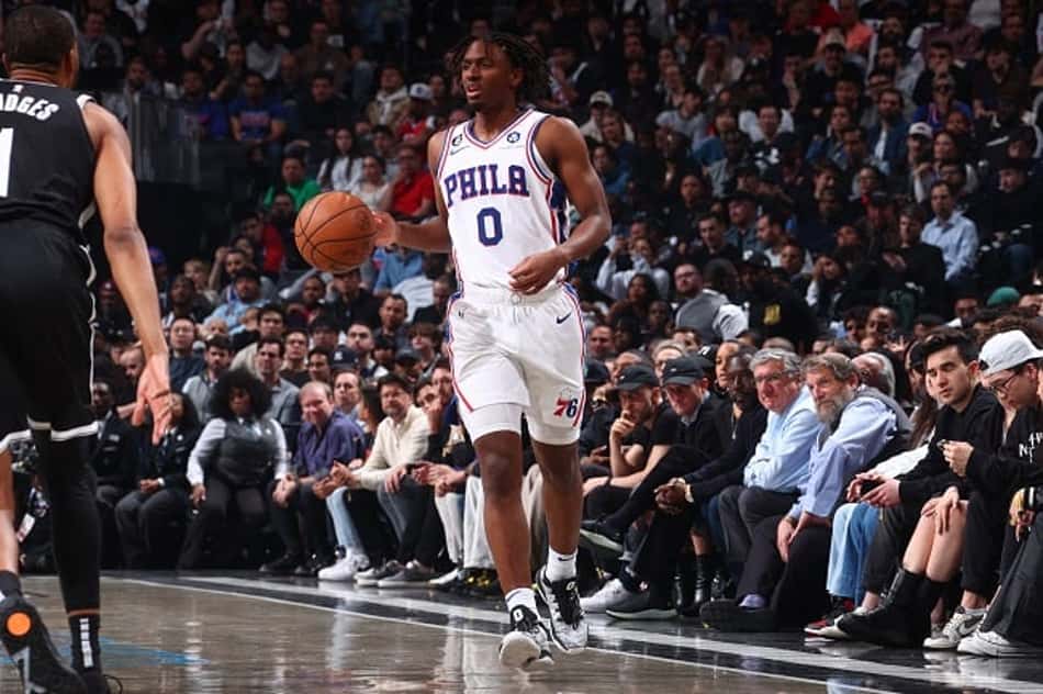 Tyrese Maxey brilha no fim, 76ers bate Nets em jogo confuso e abre 3 a 0