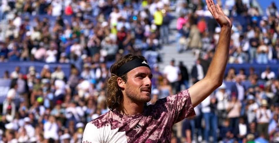 Tsitsipas vai à semi no ATP de Barcelona. Sinner abandona