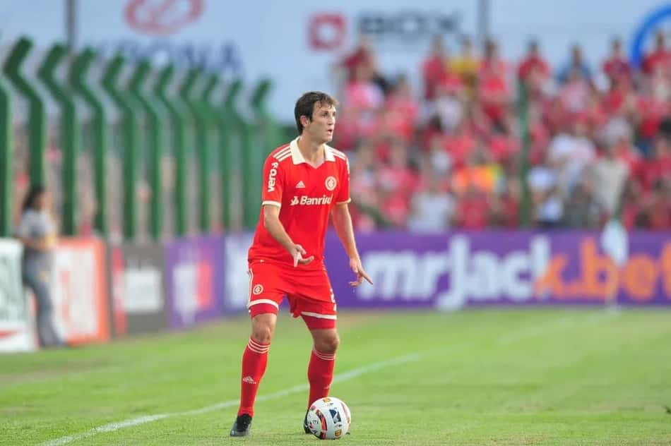 Quatro meses após contratação, Internacional rescinde acordo com Mario Fernandes