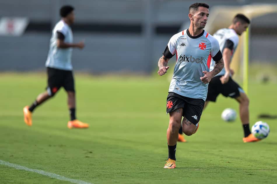 Escalação do Vasco: Barbieri pode promover mudanças na equipe para clássico contra o Flamengo