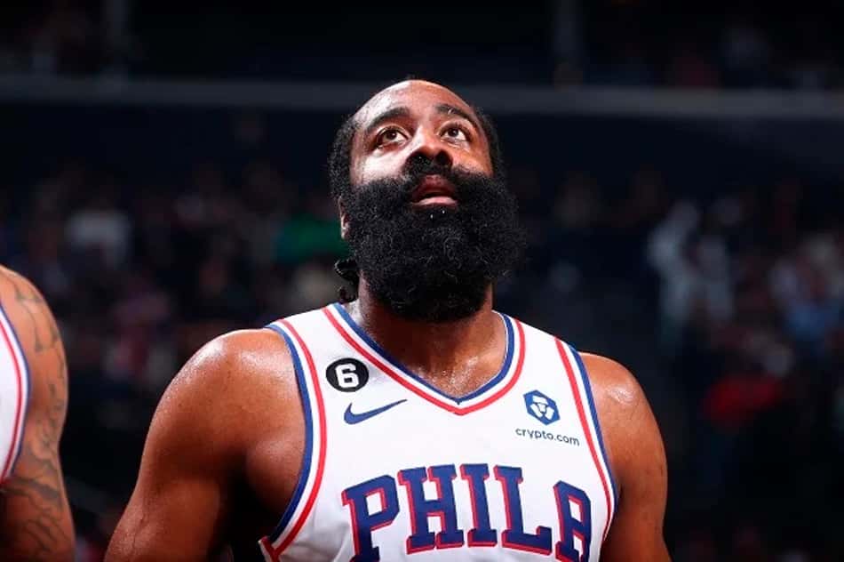 James Harden dá tapa em funcionário enquanto aguarda o Boston Celtics