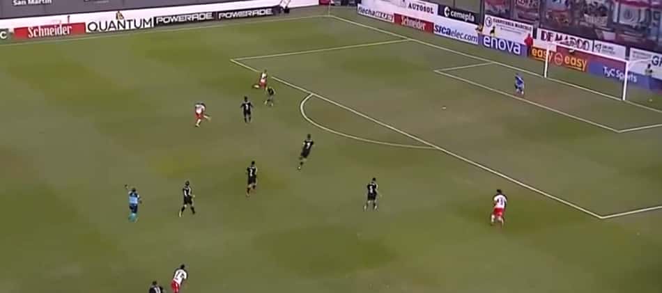 Meio-campista marca golaço em partida pela segunda divisão argentina; assista