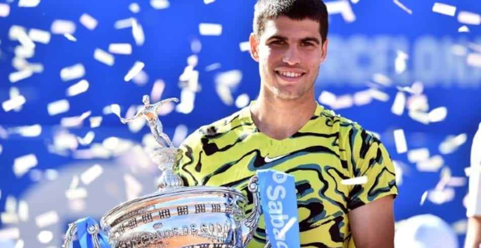 Alcaraz doutrina Tsitsipas e garante o bi em Barcelona