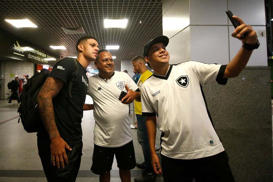 Botafogo desembarca na Bahia para jogo do Brasileirão e é recebido por torcedores no aeroporto