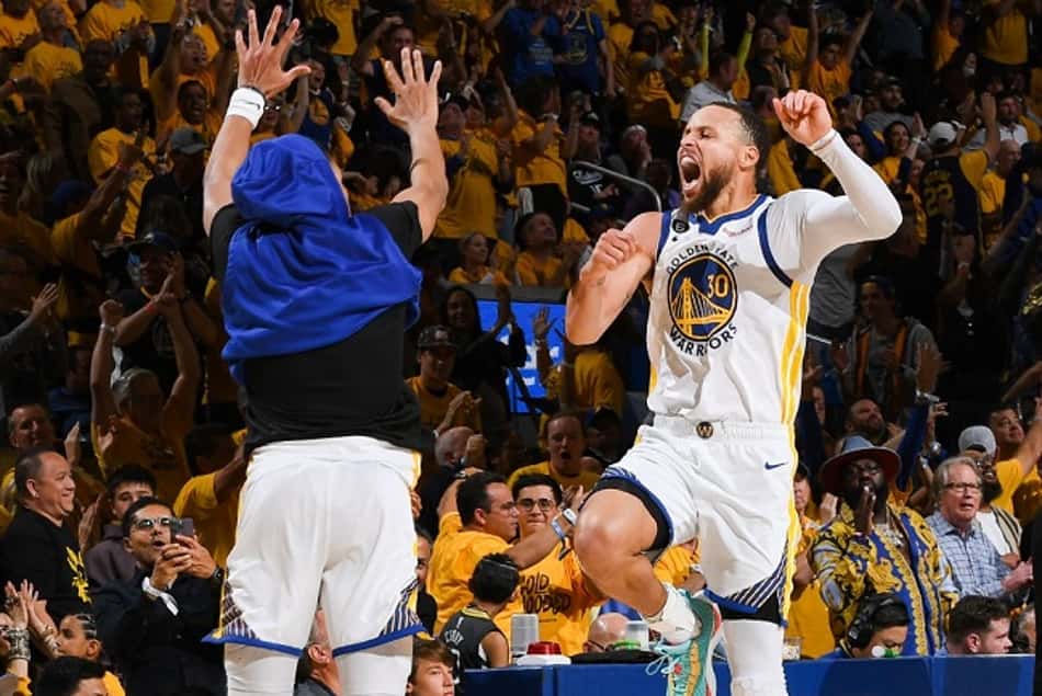 Em jogo insano, Stephen Curry comanda, Warriors vence Kings e iguala série