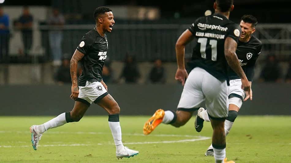 Tchê Tchê celebra vitória, destaca evolução do Botafogo e fala sobre concorrência