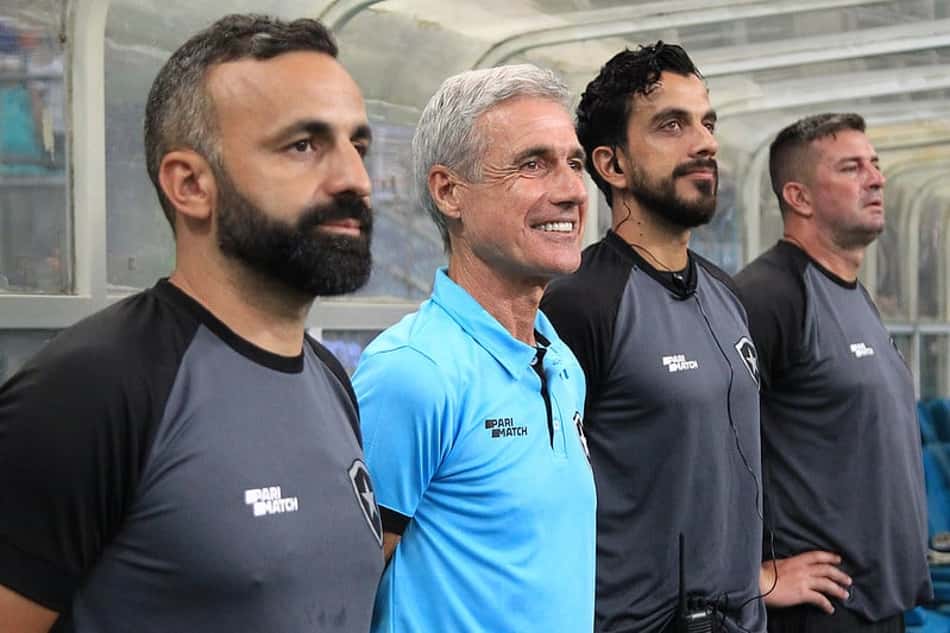 Luís Castro analisa concorrência no meio-campo do Botafogo