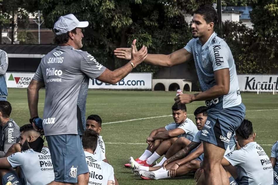 Cuca pede Lucas Veríssimo e mais dois atletas ao Corinthians
