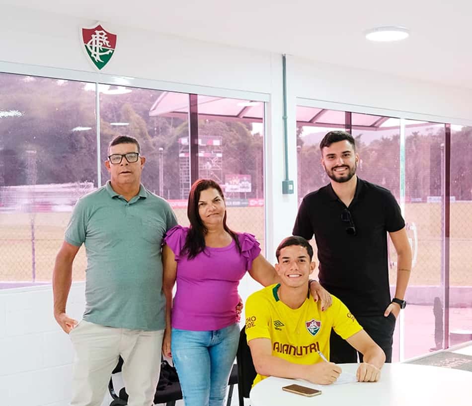 Jovem assina primeiro contrato profissional com o Fluminense no dia do goleiro: 'É um sonho'