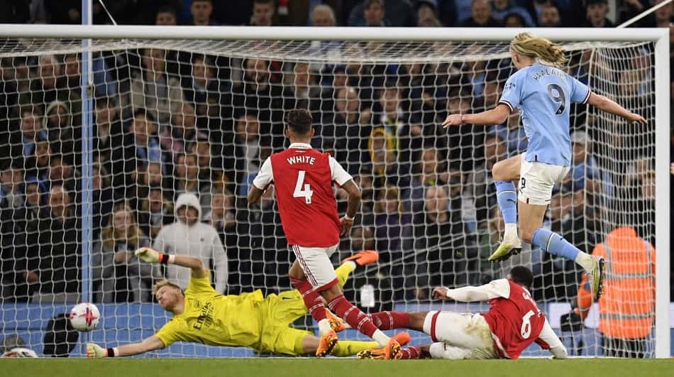 De Bruyne dá show, Manchester City vence Arsenal e se aproxima da liderança da Premier League