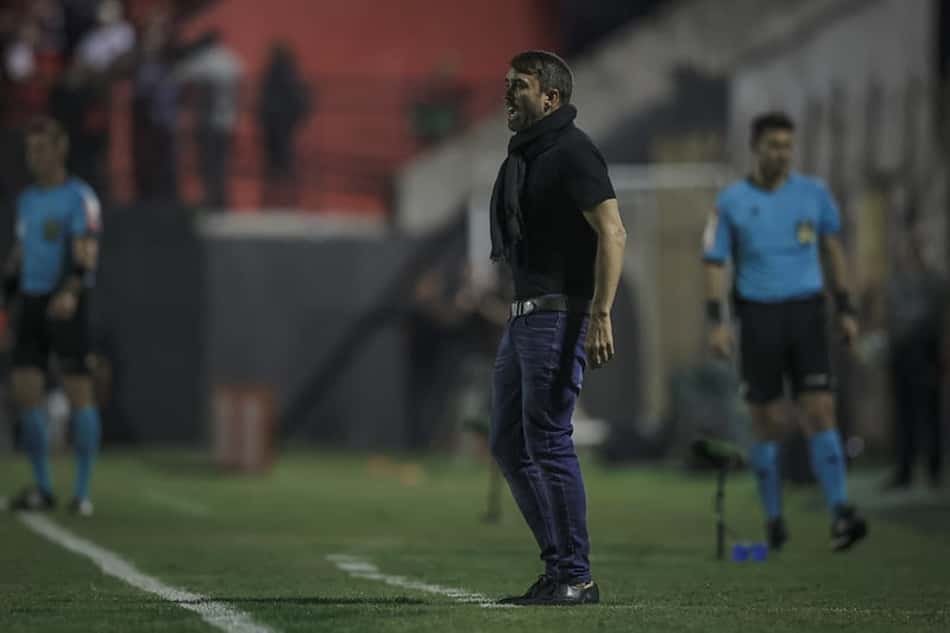 Coudet celebra classificação do Atlético-MG e detona gramado do Bento Freitas