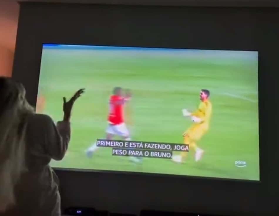 Renata Fan é flagrada aos gritos com classificação dramática do Internacional na Copa do Brasil