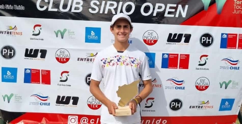 Eduardo Valentin faz dobradinha e é campeão de simples e duplas em Santiago