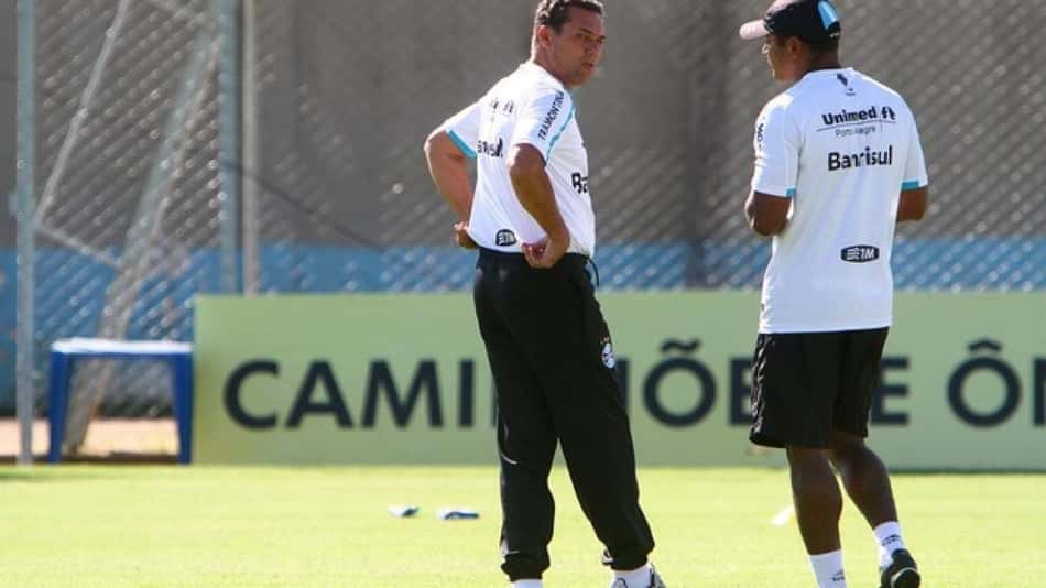 Corinthians deixou Róger Machado em 'banho maria' antes de encaminhar acordo com Luxemburgo