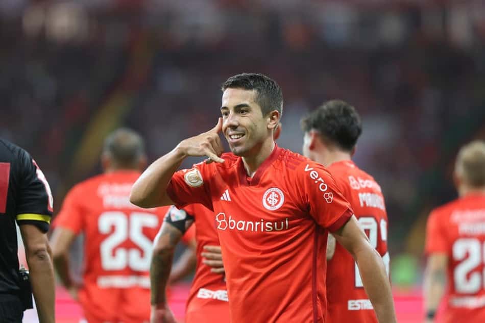 De Pena admite alívio com gol que deu vitória ao Internacional: 'Sofremos demais'