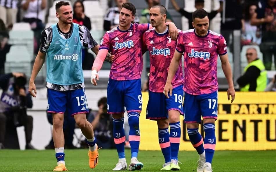 Juventus vence Lecce e segue na luta por vaga na Champions League
