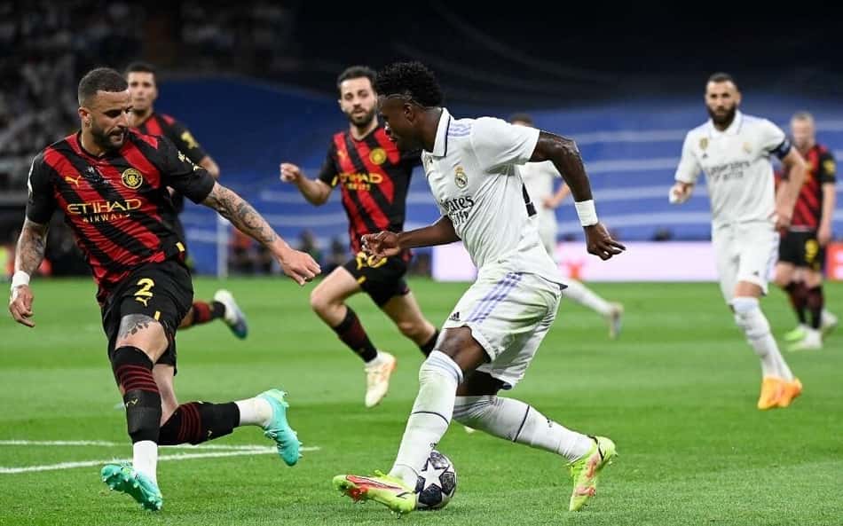 Jogador do Manchester City demonstra respeito por Vini Jr e brinca sobre tentativa de lambreta: 'Faz o que tem que fazer'