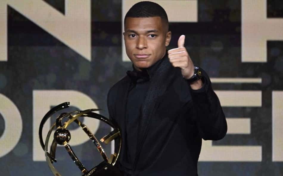 Mbappé é eleito melhor jogador do Campeonato Francês e fala sobre futuro no PSG