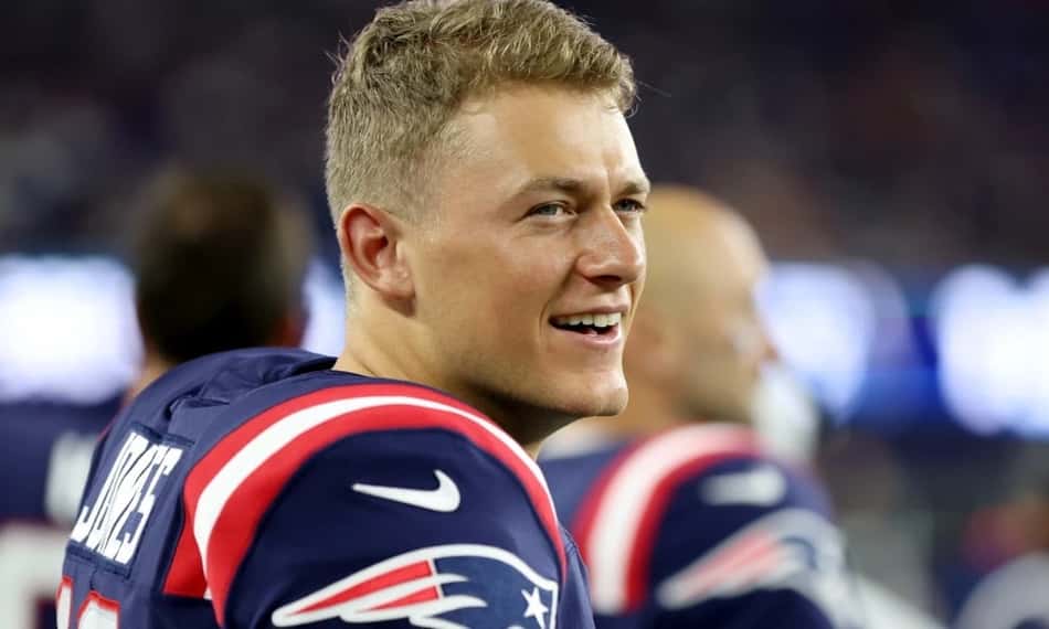 Bill Belichick mantém confiança em Mac Jones: 'ele é nosso quarterback há dois anos'