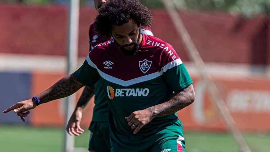 Marcelo participa de treino do Fluminense e indica sua presença no confronto com o River Plate