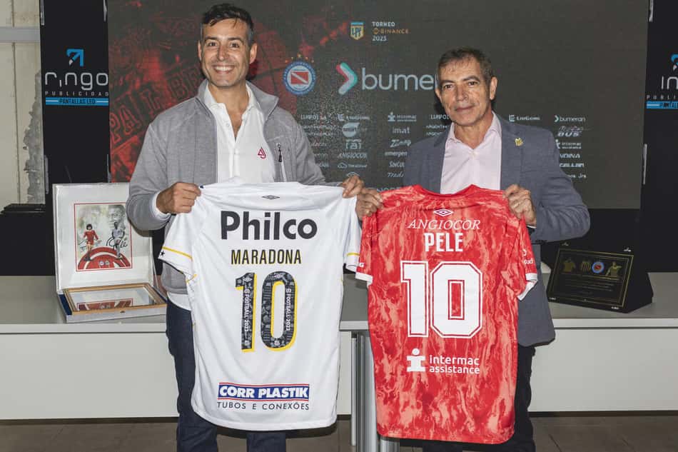 Santos e Argentinos Juniors homenageiam Pelé e Maradona