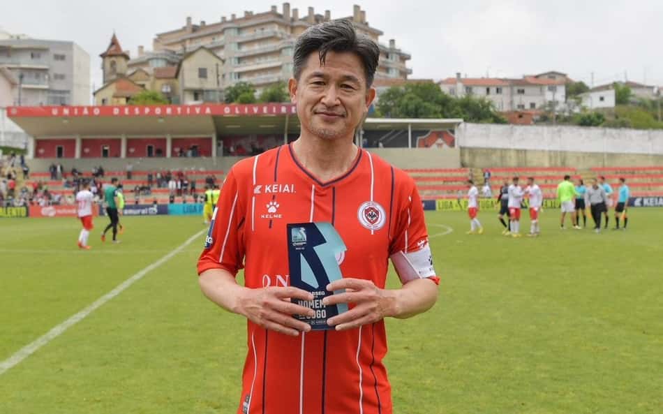 Lembra dele? Kazu Miura, de 56 anos, recebe prêmio de craque do jogo em Portugal e afirma: 'Quero jogar até os 60'