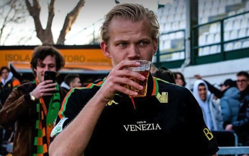 Atacante do Venezia, da segunda divisão italiana, marca quatro gols e bebe cerveja com torcedores