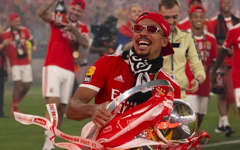 Gilberto lidera comemoração e vibra com título do Benfica: 'Emoção indescritível'