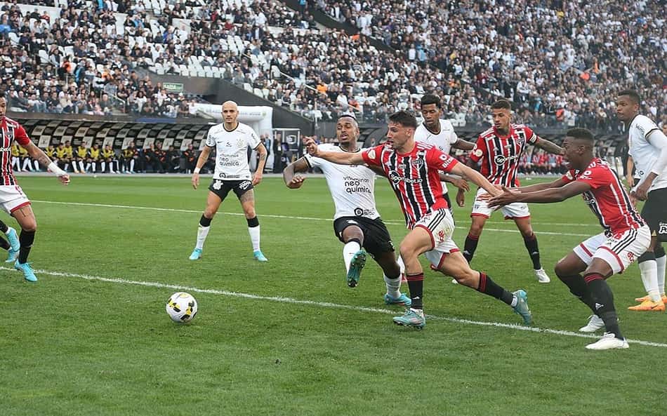 Corinthians vai ser denunciado no STJD e investigado pela CBF por cantos homofóbicos em clássico; Timão pode até perder pontos