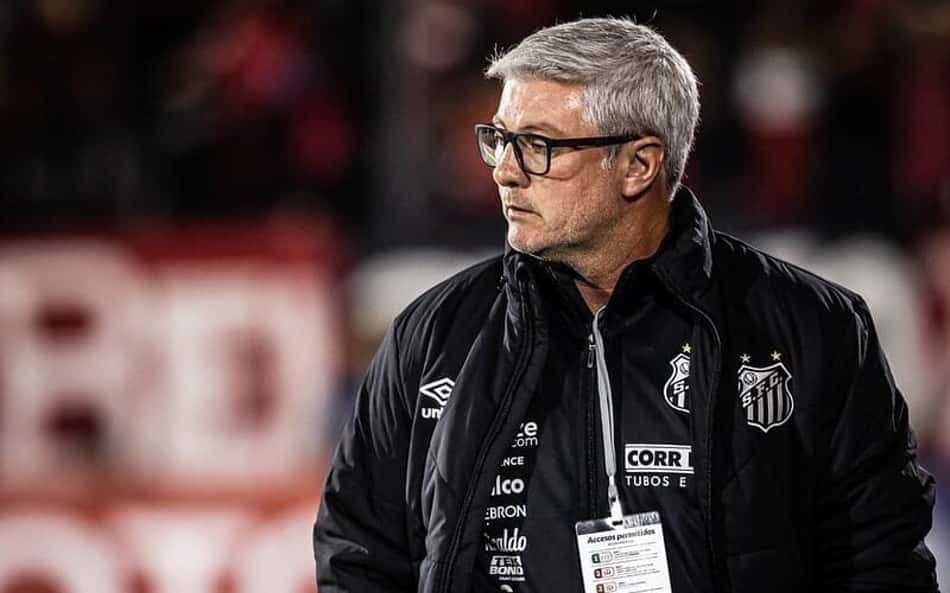 Odair critica postura da arbitragem e elogia partida do Santos contra o Newell's: 'Não merecíamos o resultado que foi'