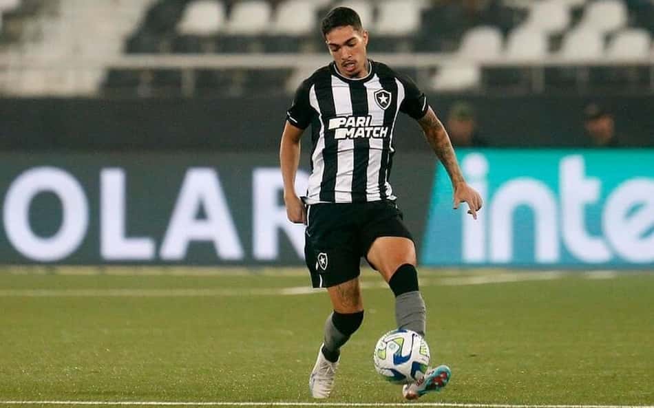 Hugo analisa fase do Botafogo, mira títulos e projeta jogo contra o Corinthians