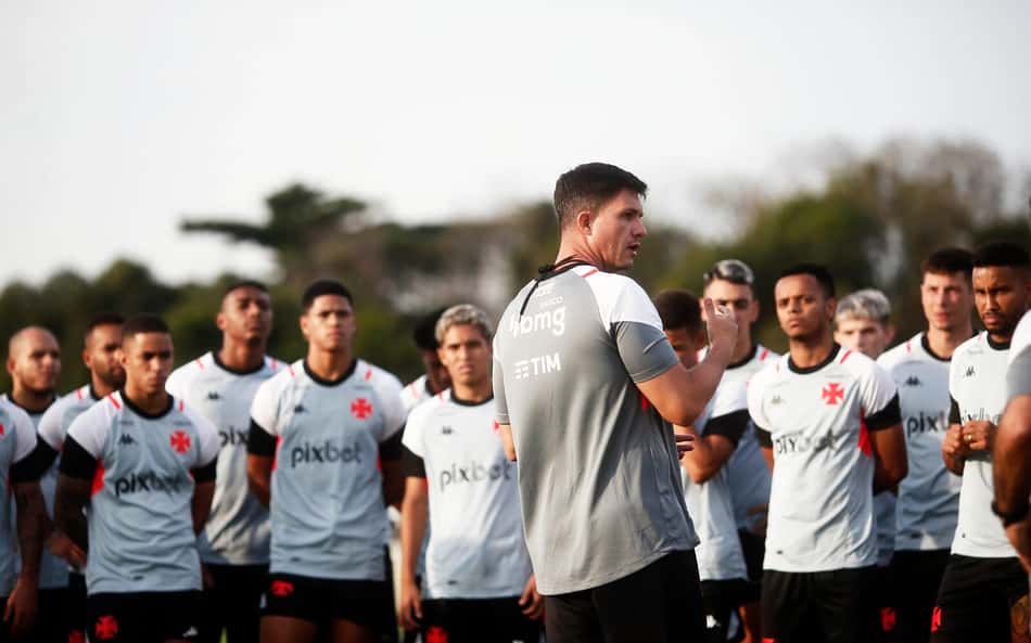 Com ausências de titulares, Vasco divulga lista de relacionados para o jogo contra o Fortaleza