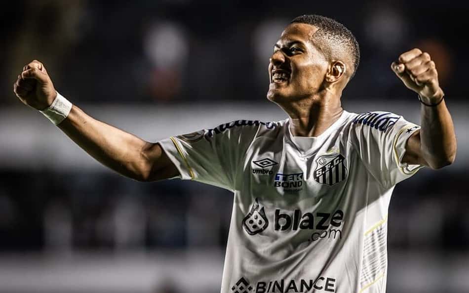 Ângelo faz primeiro gol pelo Santos na Vila Belmiro e encerra marca incômoda
