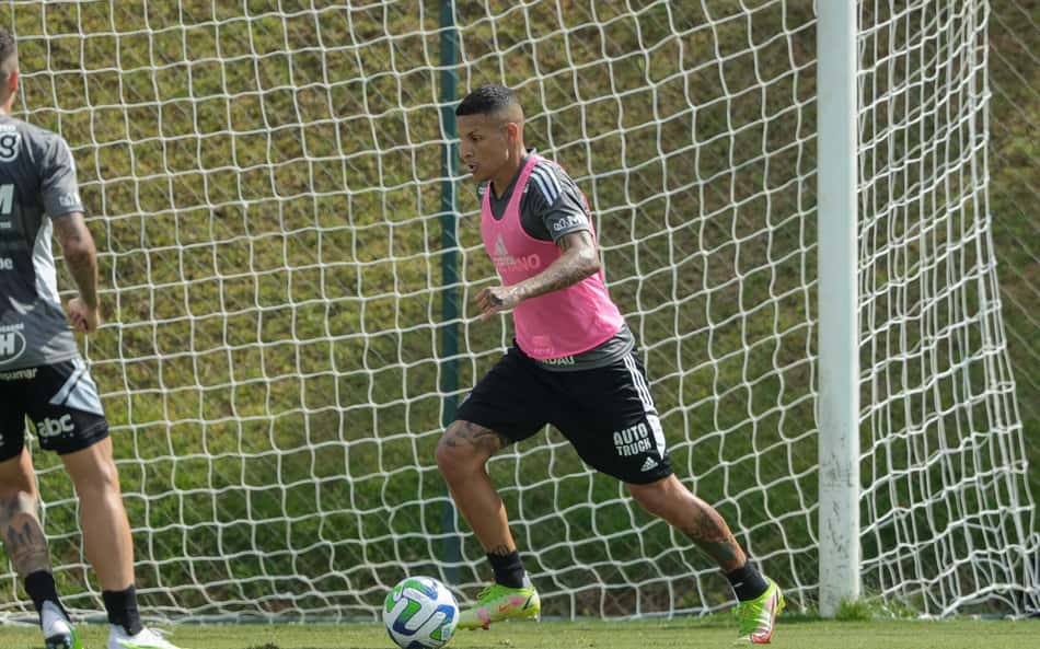 Coudet, do Atlético-MG, revela 'plano' para retorno de Guilherme Arana