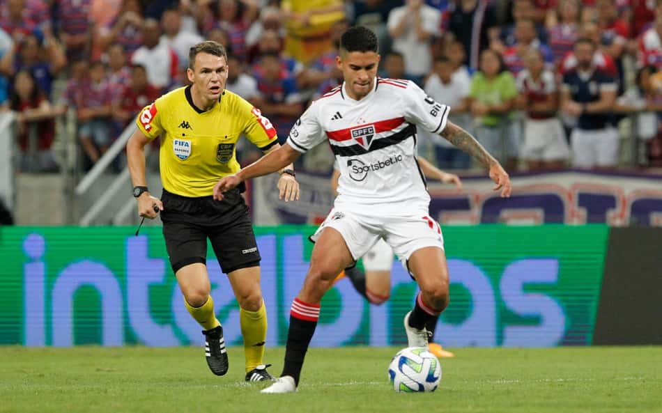 Nestor desabafa contra expulsão que lhe tirou do clássico entre São Paulo e Corinthians nas redes sociais: 'Indignado'