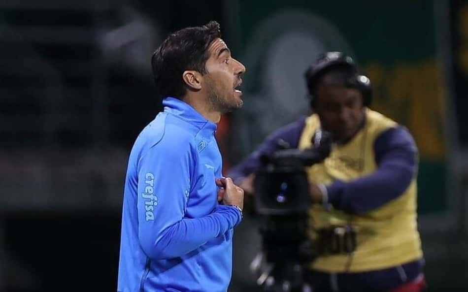 Abel Ferreira leva terceiro amarelo e não comandará o Palmeiras no clássico contra o Santos pelo Brasileirão