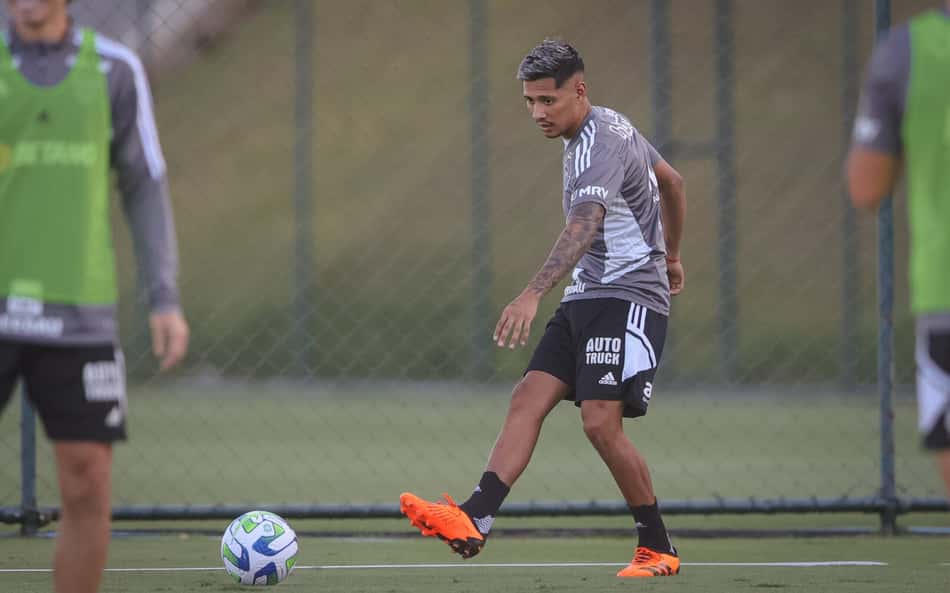 Zaracho, do Atlético-MG, minimiza situação do gramado do Mineirão: 'Está ruim para os dois times'