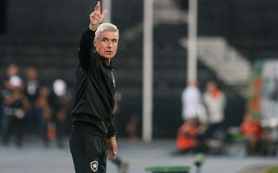 Luís Castro brinca sobre arbitragem de Botafogo x Fluminense: 'Na dúvida, quero que apite para mim'