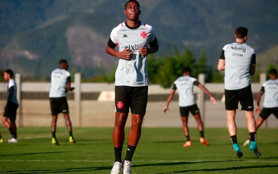 Contratado para o Brasileiro, Rwan Cruz não se firma no Vasco e perde espaço para Rayan