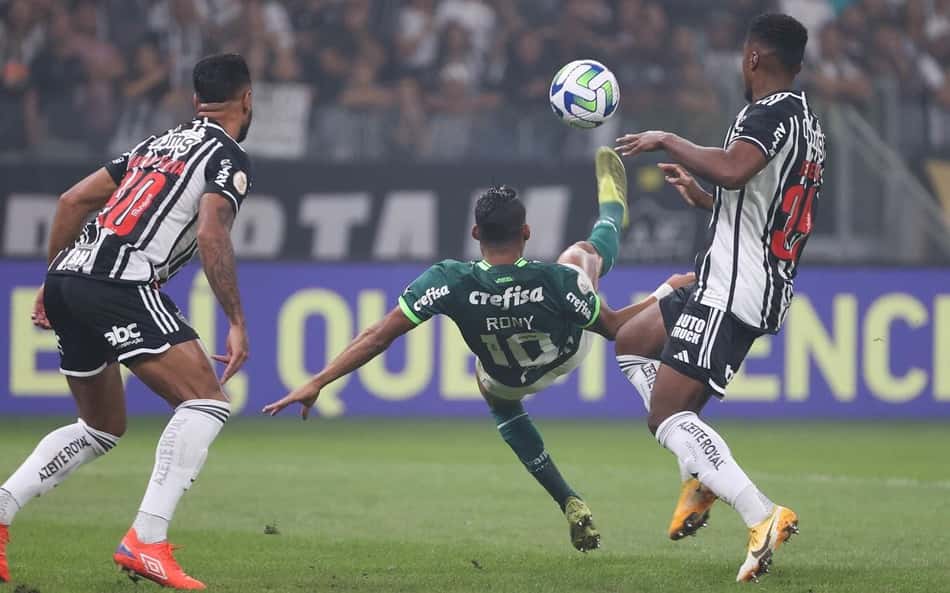 OLHAR DO PORCO: Palmeiras mostra poder de reação em jogo polêmico contra o Galo