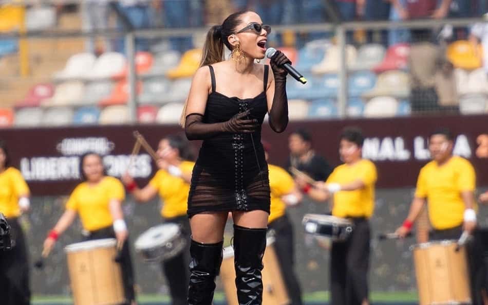 Relembre shows e polêmicas de Anitta no mundo esportivo; cantora é atração principal da Champions League