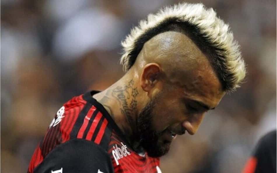 Sites chilenos repercutem má fase de jogador do Flamengo: "Destroem Vidal no Brasil"