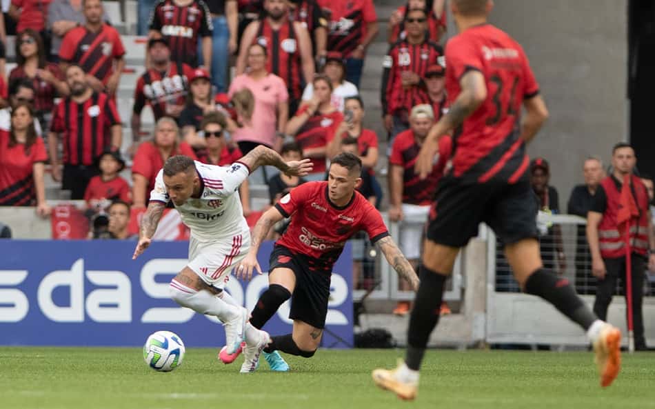 Torcedores protestam no desembarque do Flamengo no Rio de Janeiro; Braz e jogadores são hostilizados