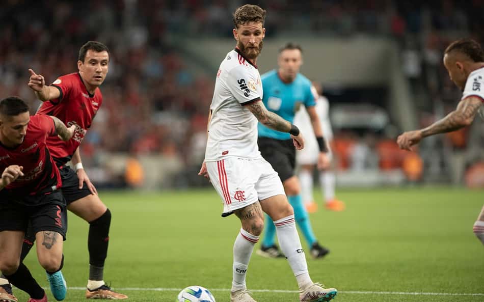 Léo Pereira fala sobre desatenção do sistema defensivo do Flamengo: 'Temos que estar concentrados'