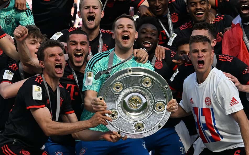 VÍDEO: Jogadores do Bayern celebram o título alemão com a torcida em Colônia