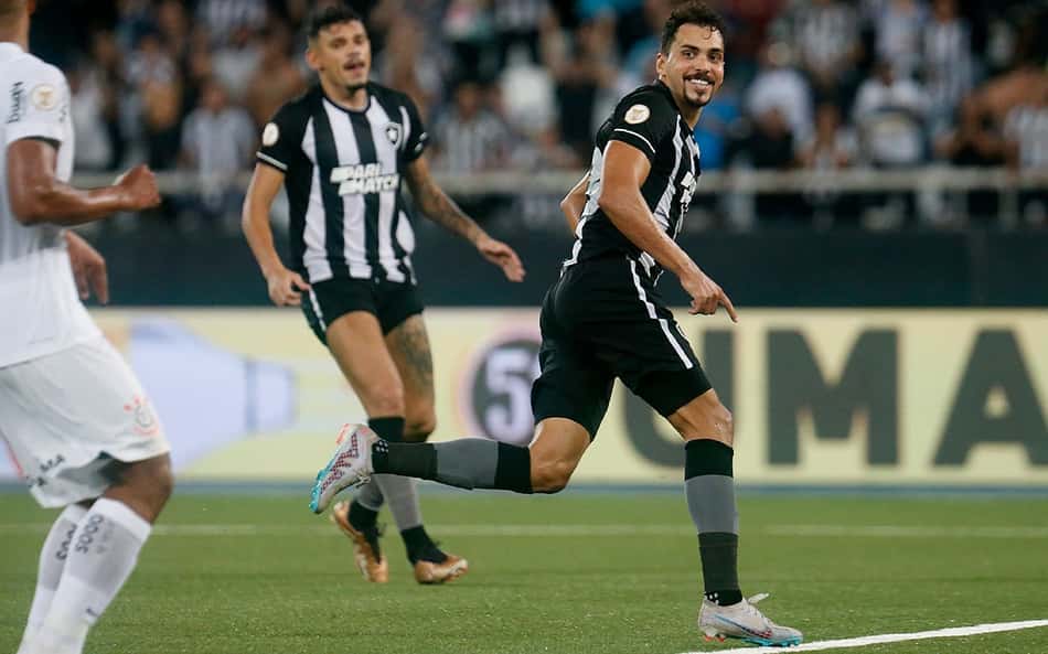 Após vitória do Botafogo, Eduardo exalta trabalho da equipe, mas contém euforia para o título: 'Jogo a jogo'
