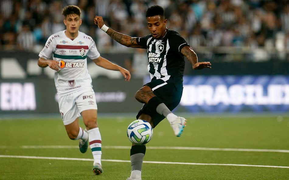 Com gol de Cuesta, Botafogo vence o Fluminense no Nilton Santos e se mantém na liderança do Brasileirão