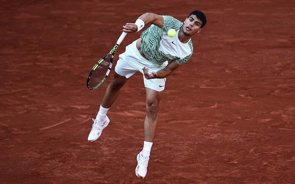 Alcaraz perde set, mas supera japonês e vai à 3ª rodada em Paris